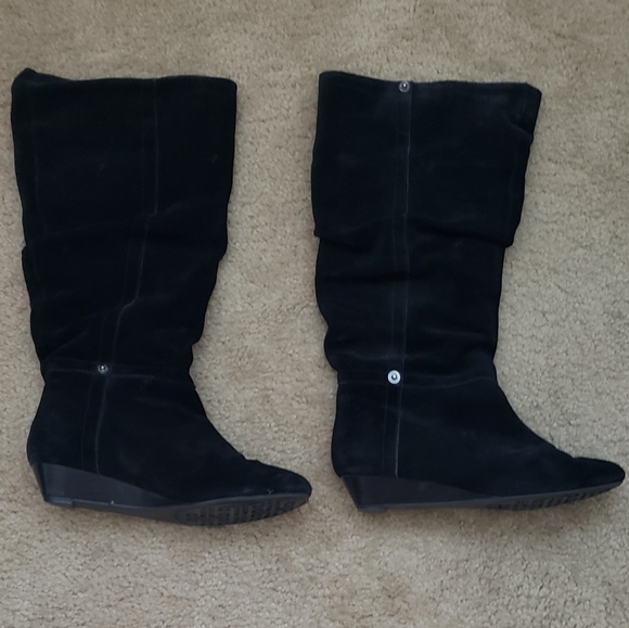 Black Suede Boots
Brand: White Mountain
Size: 6.5 - Picture 7 of 7